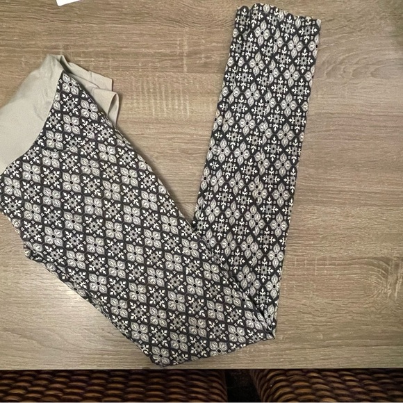 Pregnancy blouse & skinny maternity pant - Picture 2 of 4